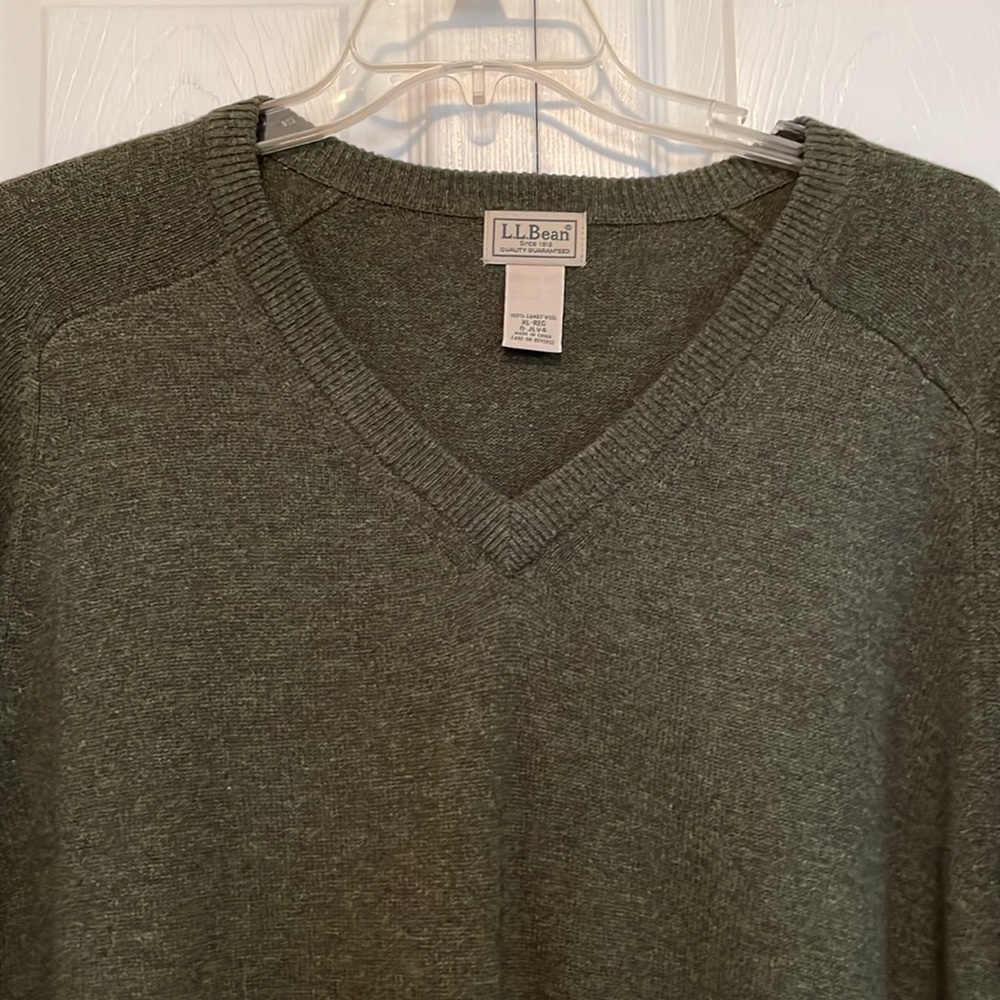 Men’s LL Bean Sz XL 100% Lambs’ Wool olive knit sweater. V neck long sleeved